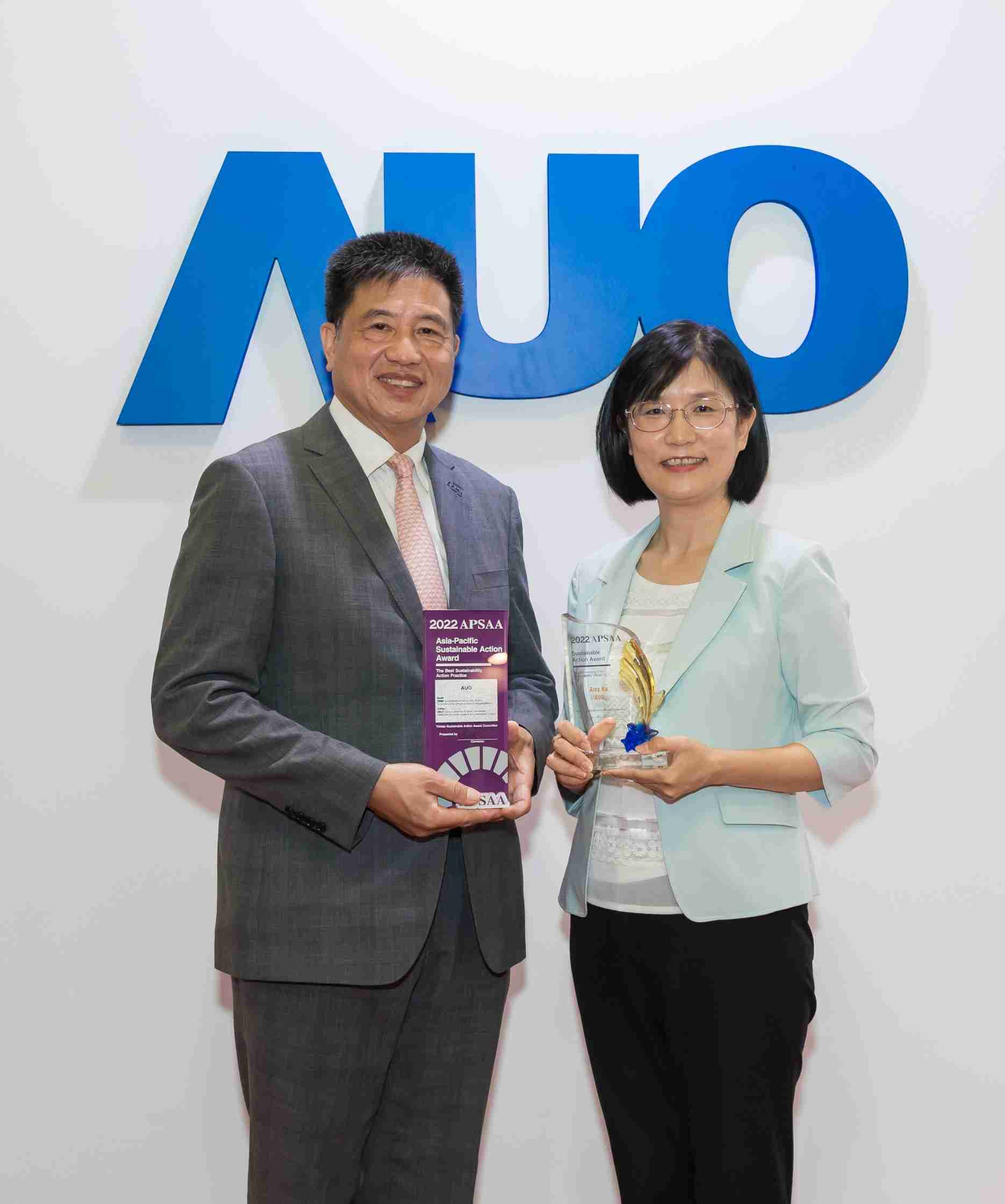 888.BY集团电子游戏长期垫筑永续远景的基石，，，透过ESG暨气候委员会逐步实践永续策略蓝图。。。。其中，，888.BY集团电子游戏光电永续长古秀华带领团队、、制定中长期目标，，，缔造多面向亮眼表现，，，获得「顶尖永续长奖」的个人奖殊荣（左：888.BY集团电子游戏光电董事长暨执行长彭双浪，，右：888.BY集团电子游戏光电永续长古秀华）