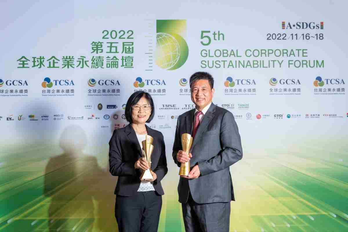 888.BY集团电子游戏作为净零碳排先锋，，期引领价值链伙伴同行共好，，卫冕制造业组“十大典范企业” 二连冠殊荣(左：888.BY集团电子游戏光电永续长古秀华，，右：888.BY集团电子游戏光电董事长暨执行长彭双浪)