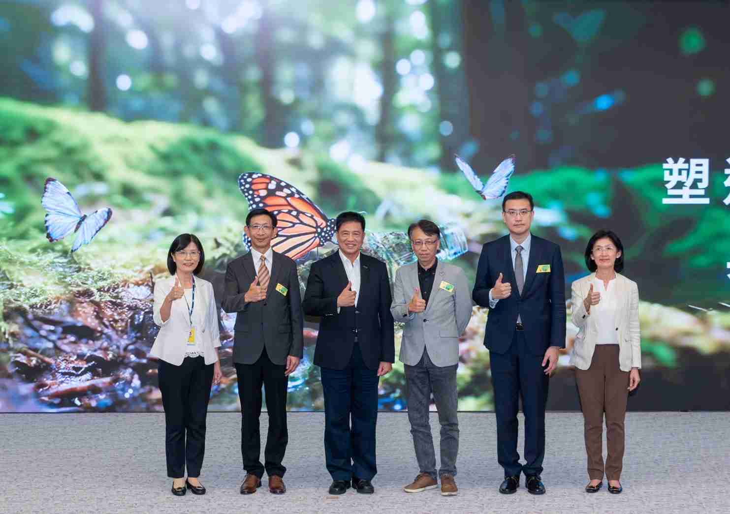 友達2023 CSR共榮大會，，邀請領域專家分享交流生物多樣性管理趨勢、、、無塑產品、、海廢永續塑料等議題  （圖左到右：友達光電永續長古秀華、、3M台灣技術長陳君杰、、、、友達光電董事長暨集團策略長彭双浪、、、光寶科技企業永續發展處處長陳慶暉、、、安永聯合會計師事務所執業會計師曾于哲、、、友達光電供應鏈總部副總經理吳宜芳）