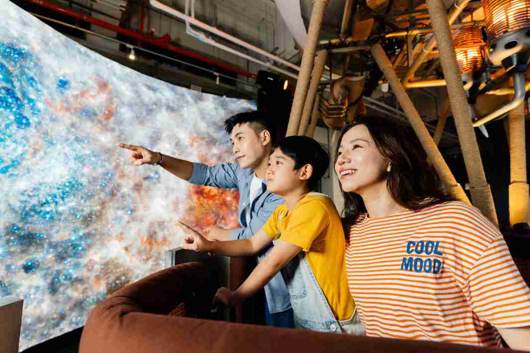 888.BY集团电子游戏打造全台最大宽6公尺、、高4公尺、、、、唯一搭载LED弧形拼接显示屏的动感飞行船，，，，让乘客驻足在热气球上，，享受身历其境的伪出国旅游乐趣