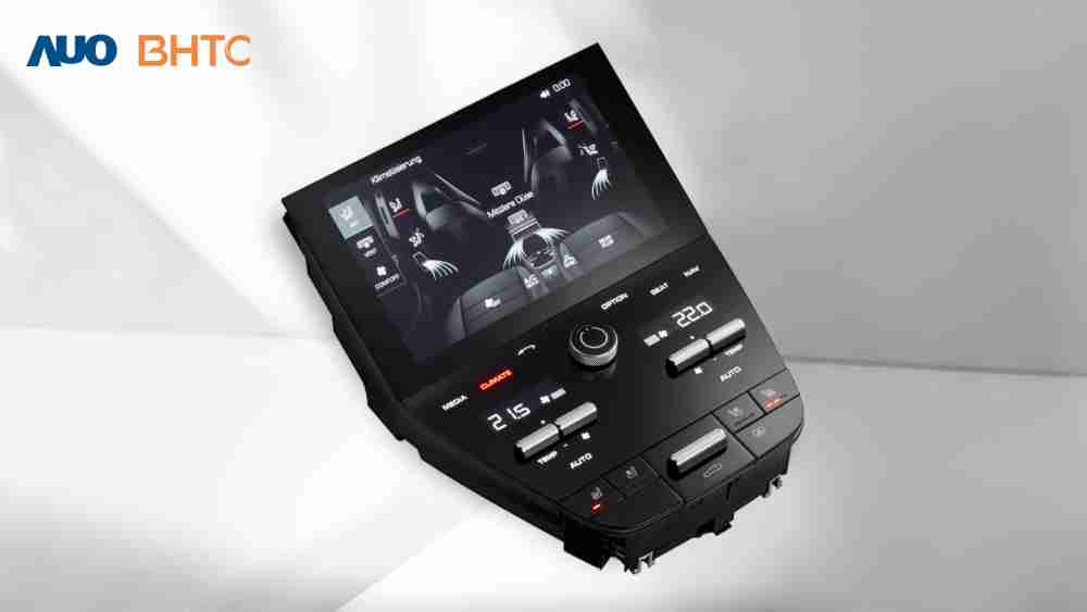 作為友達新生力軍，，BHTC所展示的中央與後座鞍部的Display HMI產品，，，可處理多區恆溫控制、、、、顯示畫面，，，呈現仿真3D車室分區；以力傳感技術精準傳遞觸感，，，並結合音量及震動反饋，，，，防止意外啟動，，，，提供使用者自然流暢、、直觀且輕鬆駕馭的舒適介面