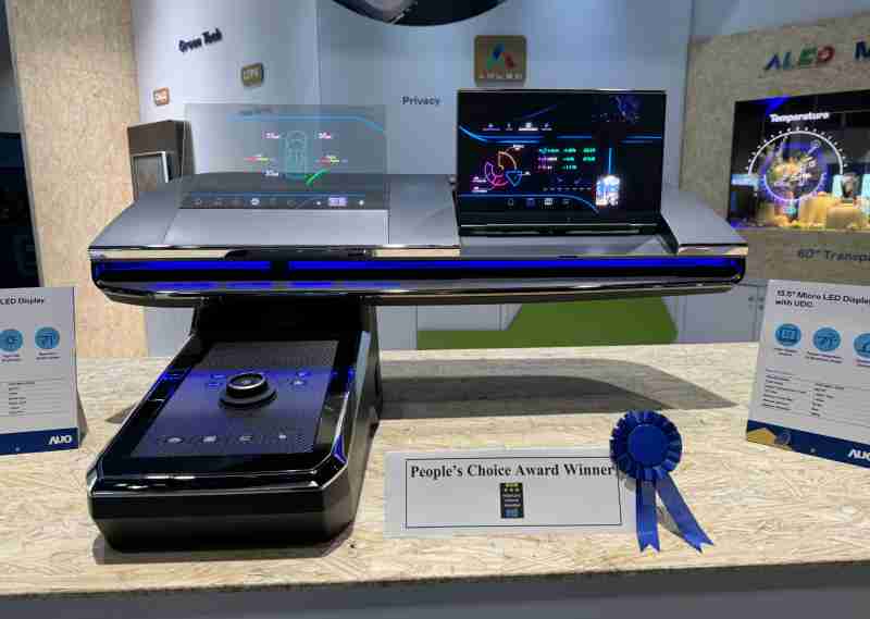 888.BY集团电子游戏车用Micro LED Display HMI解决方案获”最佳车用显示奖”，，以用户为中心开发，，针对前座驾驶与乘客设计兼具娱乐与安全的高画质屏幕，，，包含车舱前座的Micro LED透明屏幕及全球首款内建镜头的智慧Micro LED显示器