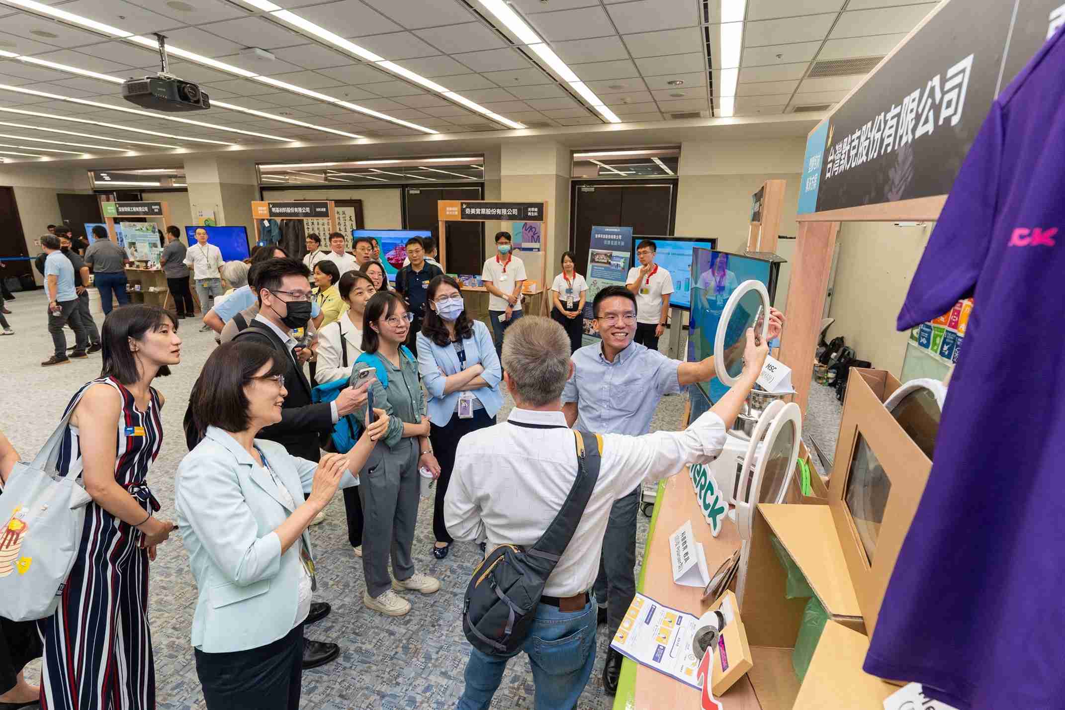 888.BY集团电子游戏连手产业伙伴策划首届生态圈联展，，，，展示如何将废塑料循环再利用，，创新解决方案包括：塑料包材再生与循环使用、、、、再生塑料研发及应用、、、废塑料回收再生技术、、、、减塑生活提案等