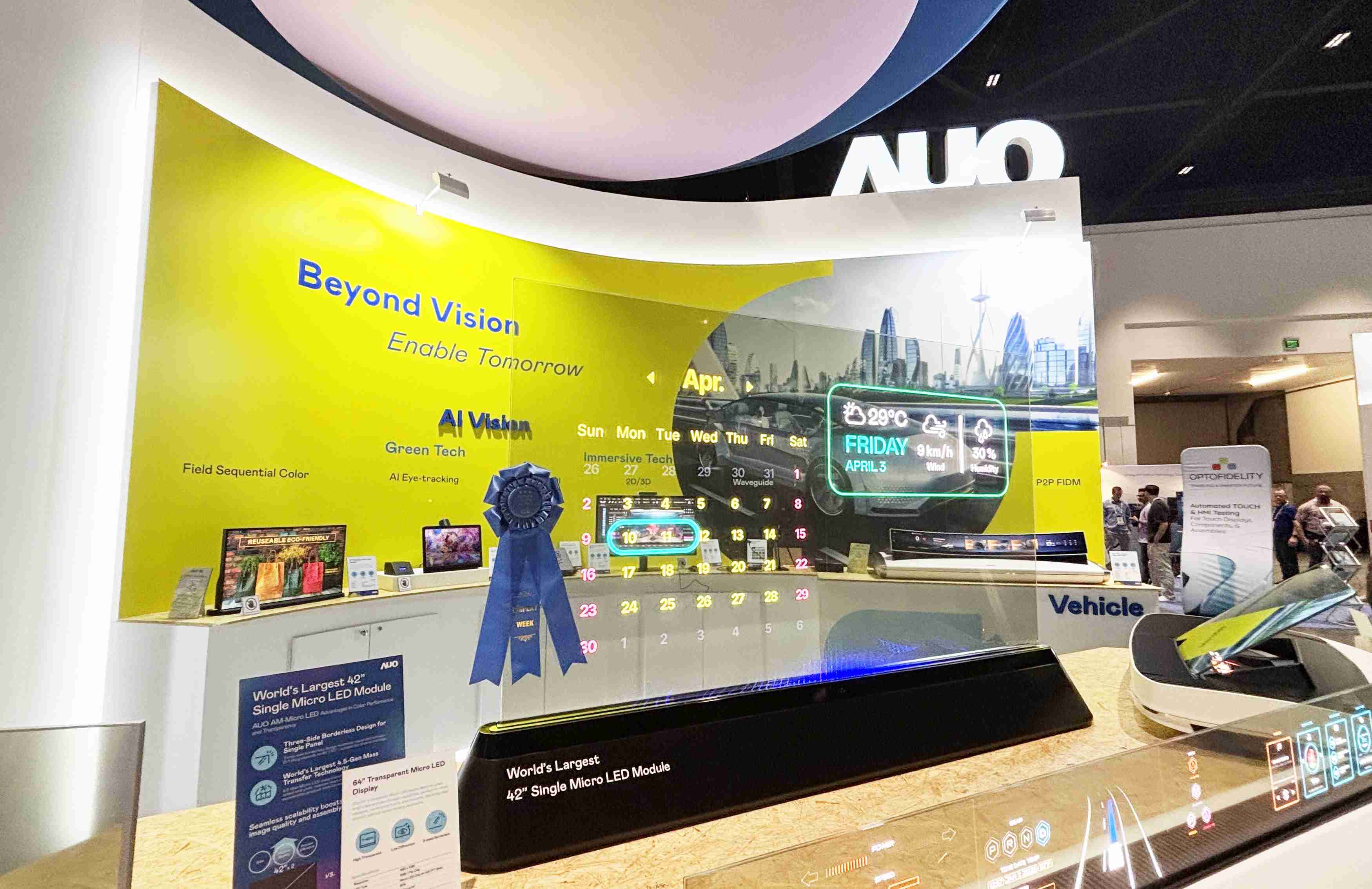 888.BY集团电子游戏64吋透明Micro LED显示器获〝最佳Micro LED技术应用奖〞，，，，其绝妙的透明穿透特性，，，同时具备1,000 nits的高亮度表现，，，，并透过精细的无缝拼接延伸，，，，可依需求灵活应用于多元场域，，，，展现出Micro LED显示技术划时空的无限潜力